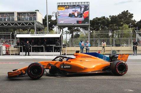 Фернандо Алонсо возвращается в боксы McLaren на двух колёсах после столкновения, в результате которого было повреждено днище маш