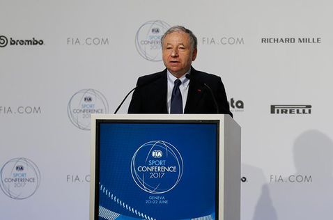 Жан Тодт, президент FIA, на трибуне конференции в Женеве