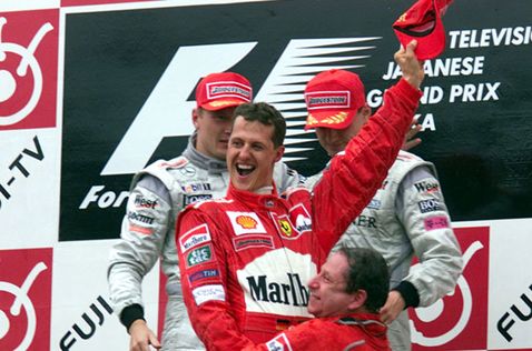 Михаэль Шумахер и Жан Тодт на подиуме Гран При Японии в Сузуке, 2000 год