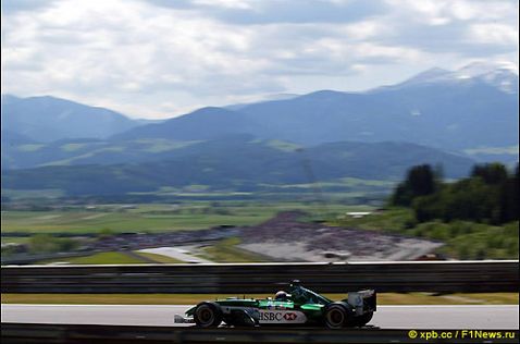Марк Уэббер за рулем Jaguar на трассе Гран При Австрии, 2003 год